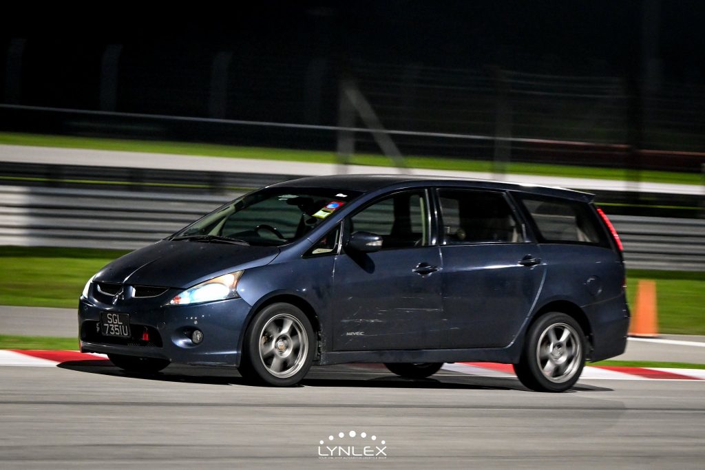 J'ai mis des pneus semi-skid sur un monospace pour une journée de course à Sepang