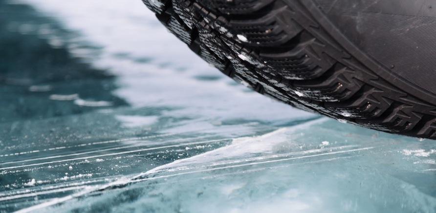 12 marques de pneus d'hiver recommandées par les experts des centres de pneus