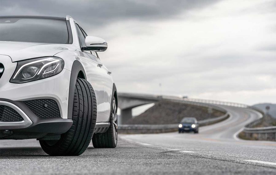 Voiture avec pneus d'été