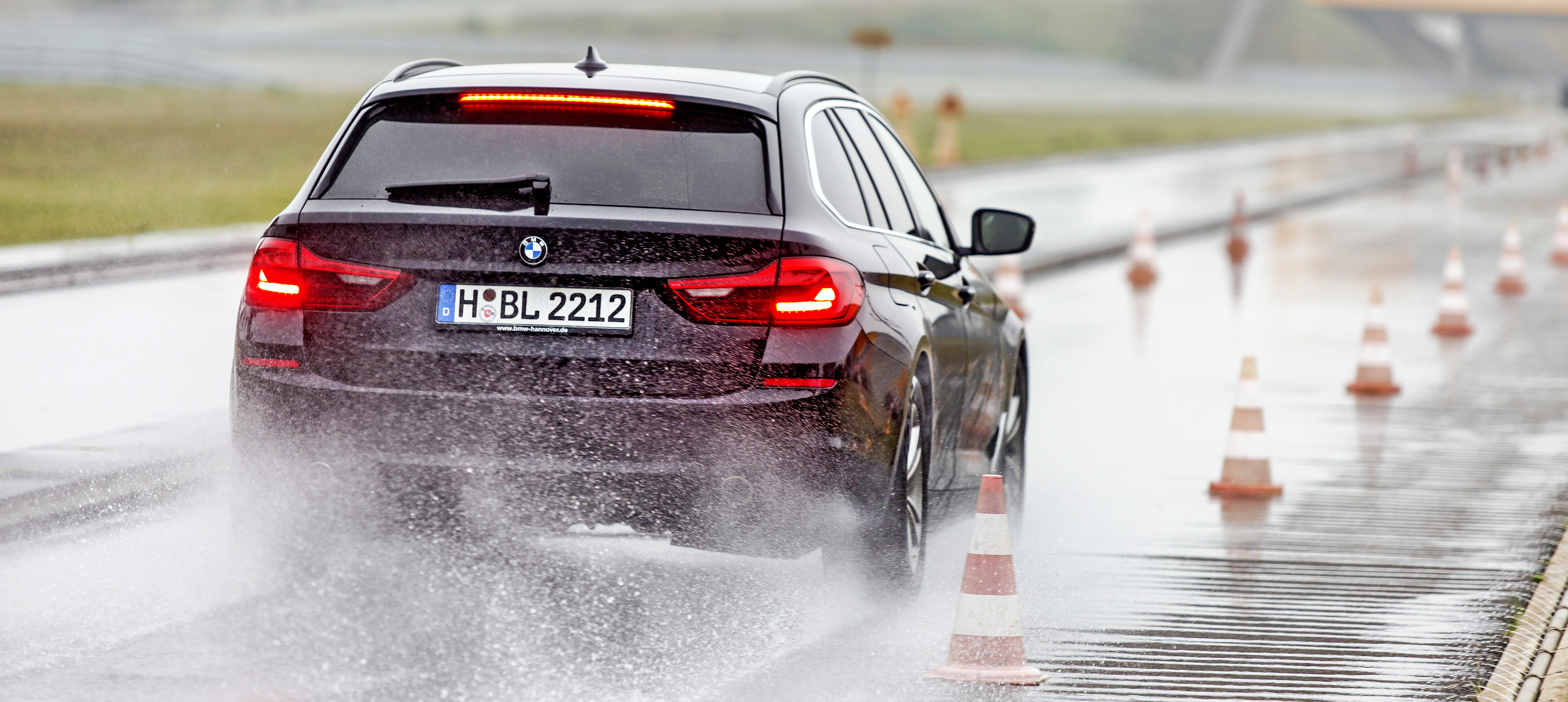 Freinage sur sol mouillé à partir de 100 km/h