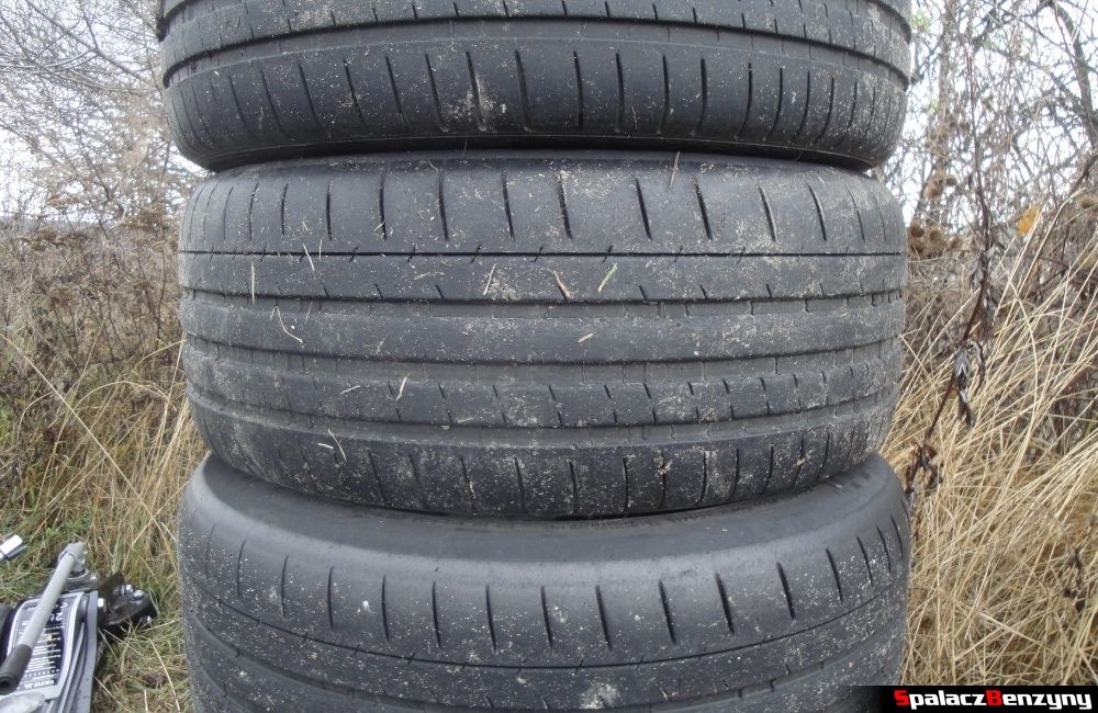 Tas de pneus Michelin Pilot Super Sport