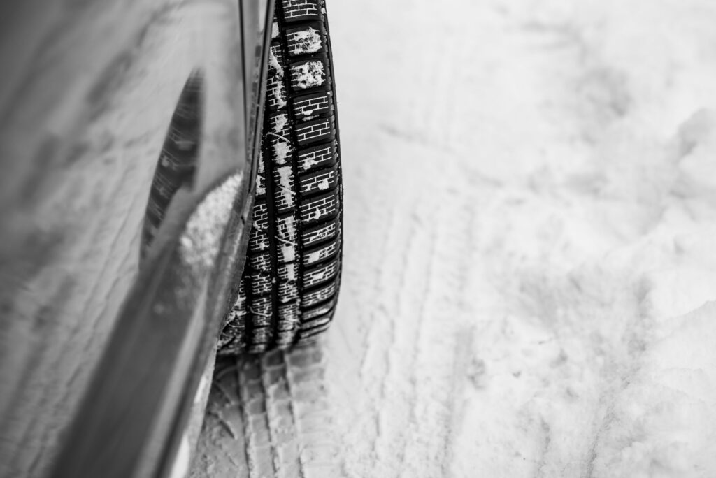 Porównanie opon zimowych i całorocznych. Co warto wybrać?