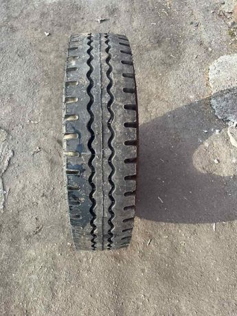 Pneu 240-381 ( 8.25-15 )