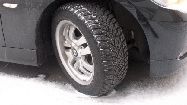 (PHOTO) Pneus d'hiver ou toutes saisons?  Test comparatif de freinage sur neige — Le Quotidien