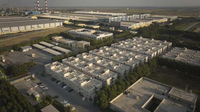 Une partie de l'usine BKT est également une zone avec des maisons pour les employés (sur la photo).