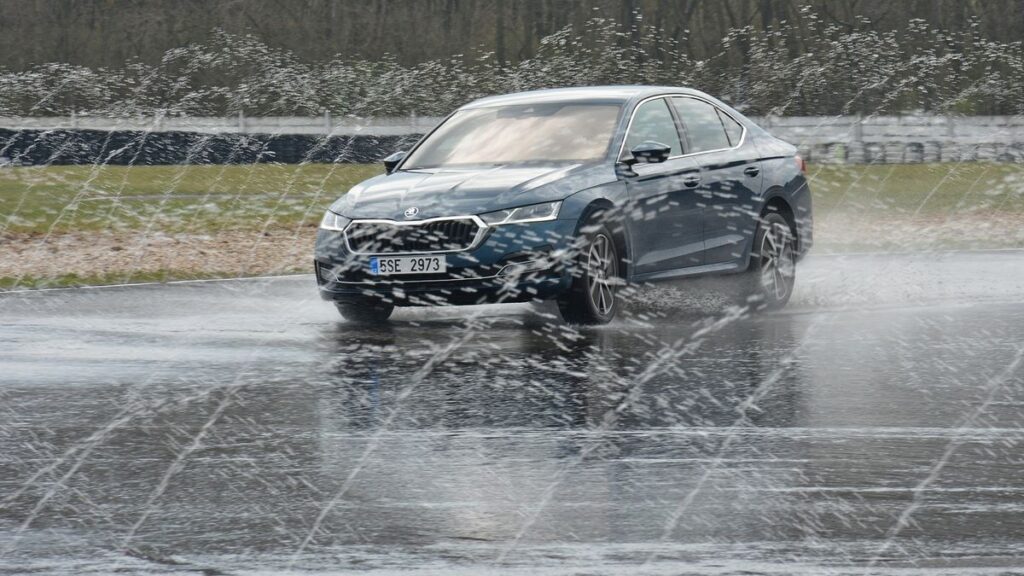 Comparaison des pneus bon marché et de série