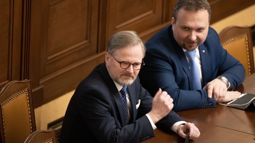 En bref : comment les salaires des politiciens ont augmenté par rapport aux pensions et aux salaires