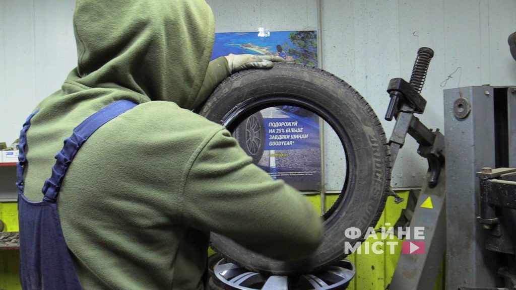 "Ils changent de chaussures" pour l'été: combien coûtera le remplacement des pneus d'une voiture à Ternopil (Vidéo) - 93