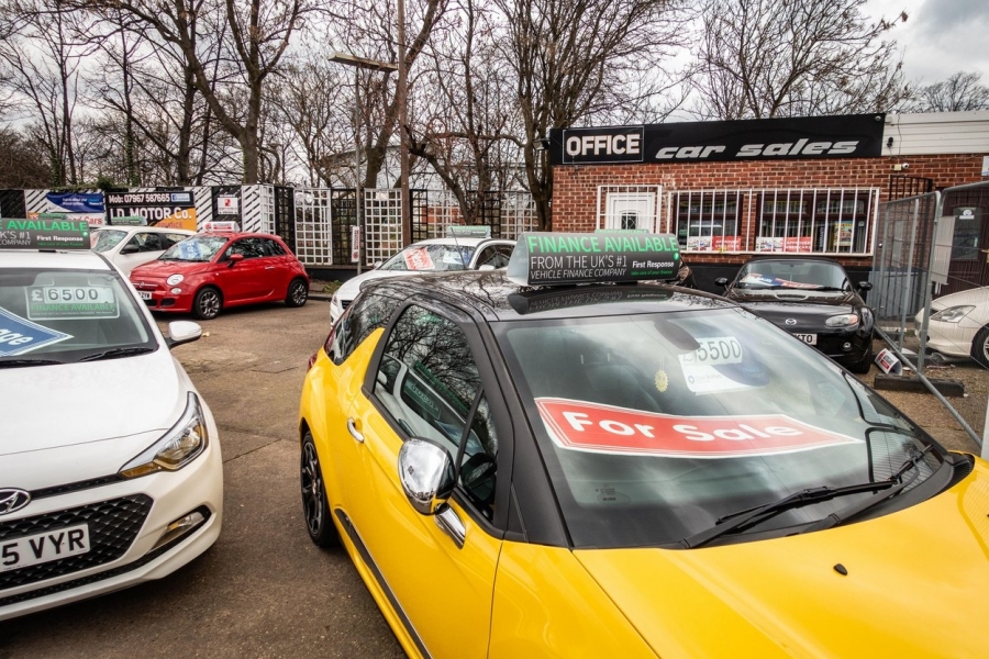 « Monsieur Octavian, parce que vous avez fait ma journée, je vous offre 100 livres sur la voiture !  Comment j'en suis venu à perdre 20 fois avec une voiture et à me sentir comme un petit génie des affaires