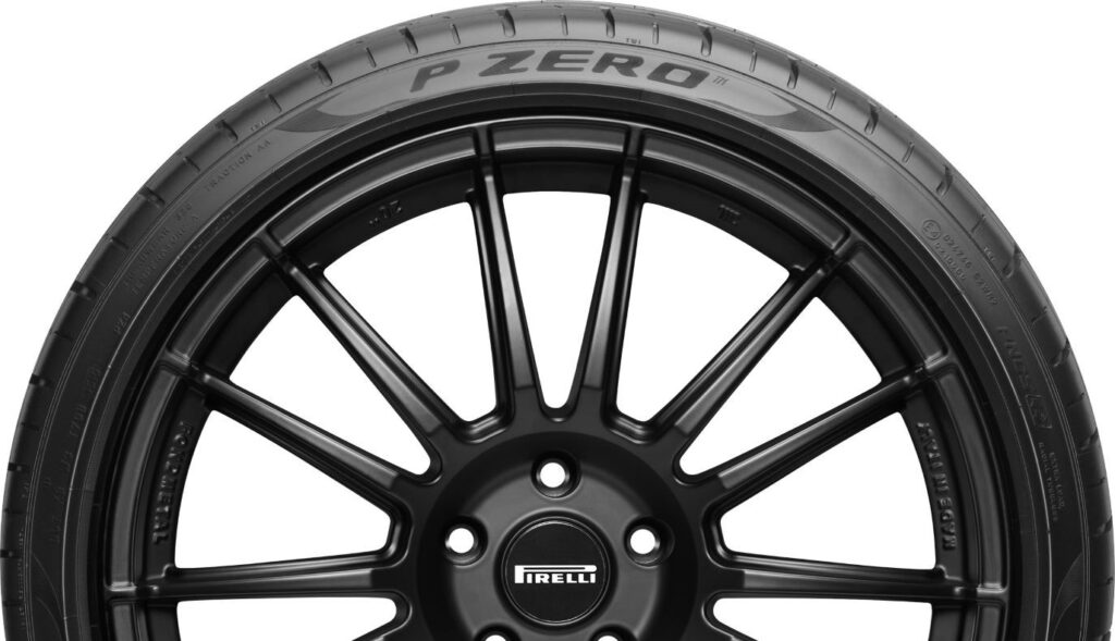 Le magazine evo a nommé Pirelli P ZERO meilleur pneu UHP de 2021