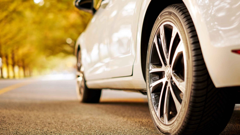 Expert otestoval 11 zimních pneumatik, pro zábavu přidal i letní a celoroční. A děly se věci