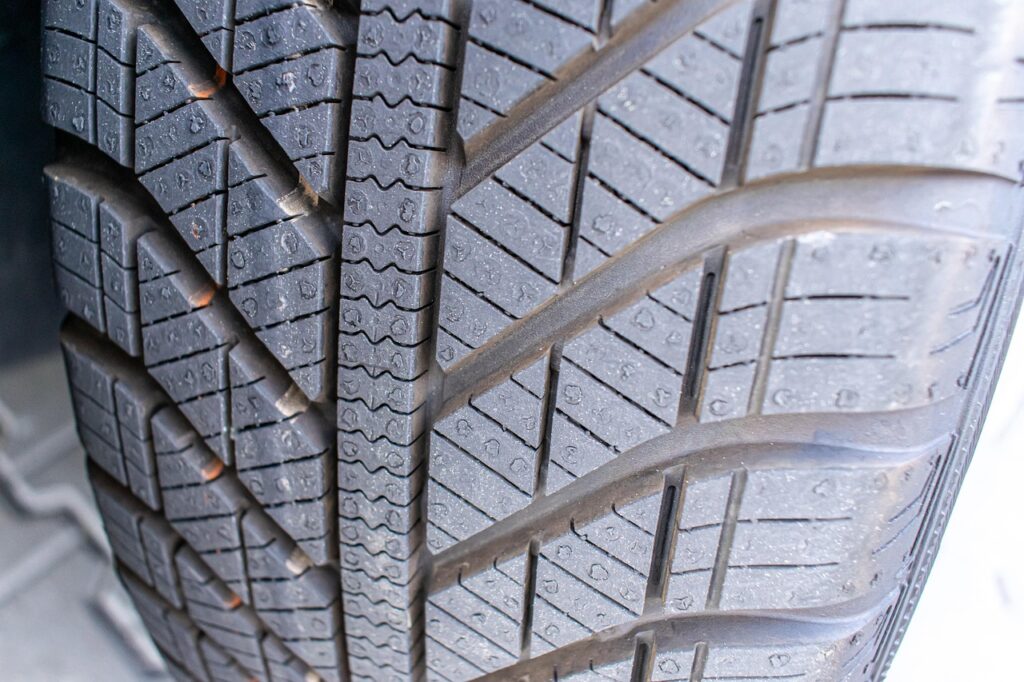 Pneus | Le prix le plus bas en Roumanie 221 découvrez notre large gamme de pneus adaptés à tous types de véhicules pour une sécurité et une performance optimales sur la route.