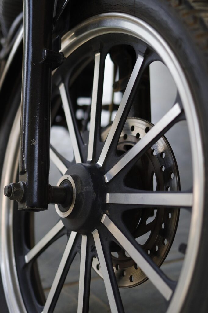 Quand changer les pneus moto ? 106 découvrez quand changer les pneus de votre moto pour assurer votre sécurité et optimiser les performances de votre véhicule. conseils d'entretien et signes d'usure à surveiller.